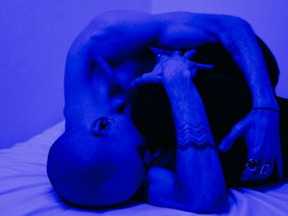 Já exausto de dar vida a um personagem e retocá-lo a cada segundo, aos moldes e gosto de um falso pertencimento, é impossível ainda lidar com o mundo do outro. O encolhimento toma lugar a expansão de boas conversas e distrações, o silêncio fala de uma dor da insuficiência, o medo do cancelamento torna as pessoas fracas e coniventes