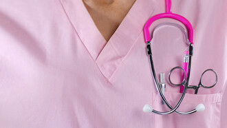 Después de largas horas en la puerta de la tienda y pelearme para que nadie se me colara, ya tengo la que quería: lleva un corazón rosa y el número 10 de la doctora María Merino