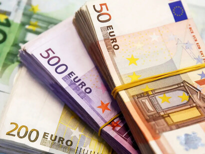 Billetes de euro separados por denominación