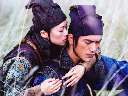 En La Casa de las Dagas Voladoras, la relación entre los protagonistas Jin y Leo se construye sobre el engaño, pero evoluciona hacia una conexión emocional profunda que desafía sus lealtades
