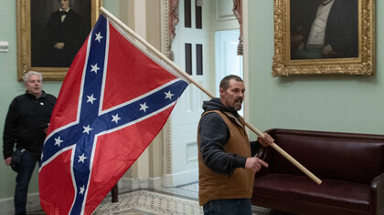El hombre que portaba una bandera confederada en el interior del Capitolio de los Estados Unidos durante la insurrección del 6 de enero ha sido identificado y arrestado