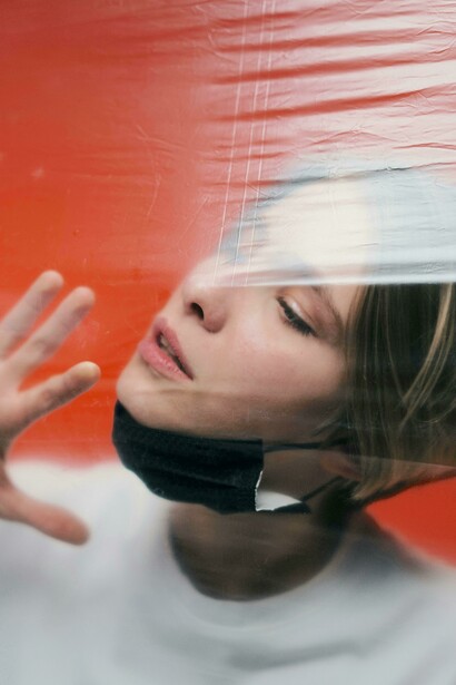 A tecnologia se tornou uma ponte essencial para quebrar o isolamento