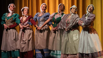 Actrices del elenco de 'El villano en su rincón' estrenada en la Asociación Humboldt en Caracas, Venezuela