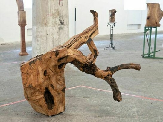 Jimmie Durham, Long Hope, 2012, carved oil trunk, 140 x 150 x 140 cm