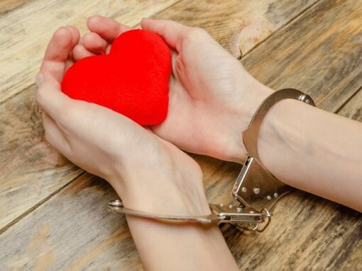 O comportamento narcisista de uma mãe pode ser uma forma disfarçada de necessidade de afeto, mas esse afeto é sempre condicionado às ações dos filhos. A mãe narcisista exige uma atenção constante e sempre espera que seus filhos correspondam às suas expectativas, resultando em um vínculo disfuncional e tóxico. 
Essas mães não reconhecem ou validam as necessidades emocionais de seus filhos, gerando insegurança, tristeza e confusão nas crianças que crescem sob esse tipo de influência. As consequências desse comportamento podem ser devastadoras, refletindo-se em diversas áreas da vida do filho, desde a infância até a vida adulta



