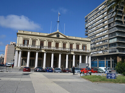 Es utilizado para ceremonias de Estado y actos solemnes, además de albergar el Museo de la Casa de Gobierno. 2013 Palacio Estevez Montevideo. Uruguay