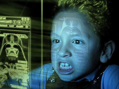 Un niño hipnotizado por la pantalla de un ordenador