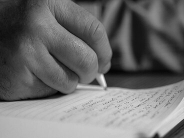 Describir un lugar es darle voz al mundo de la historia, convertirlo en presencia y memoria dentro del relato