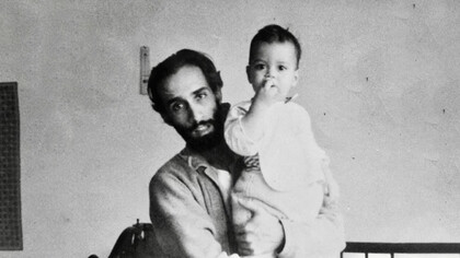 Hernando Suárez-Vértiz, escultor y pintor peruano, papá de Pedrito, con Pedrito en brazos. Fuente: Página personal de Facebook de Pedro Suárez-Vértiz