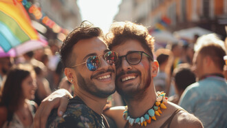 De repente percebe que ele abre um grande sorriso. “Para quem ele está sorrindo? Não acredito que marcou com outra pessoa no local e bloco que eu o convidei! Seria muita falta de sutileza. Será? Não! Deve ser algum outro colega.” Após alguns segundos de busca entre a balbúrdia, descobre finalmente para quem ele sorri. Do outro lado entre a multidão localiza Banheiro Ambulante. “Não acredito que está sorrindo para aquele cretino! Deve ser por educação.”