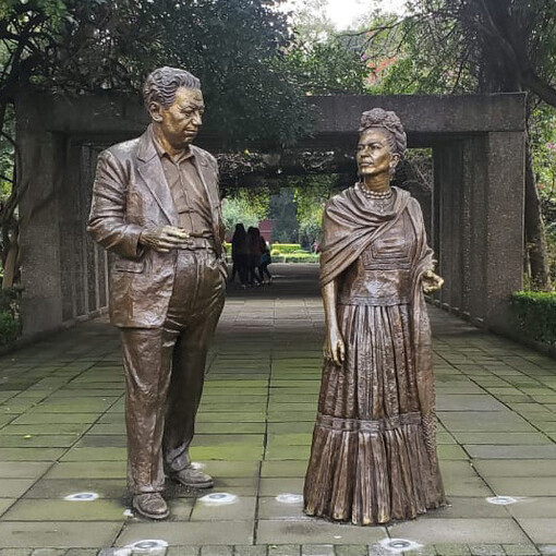 Estas estátuas se encontram no parque Frida Kahlo, próximo ao centro de Coyoacán, Cidade do México. Este parque foi inaugurado em 1984 e conta com as estátuas de bronze de Frida Kahlo e Diego Rivera