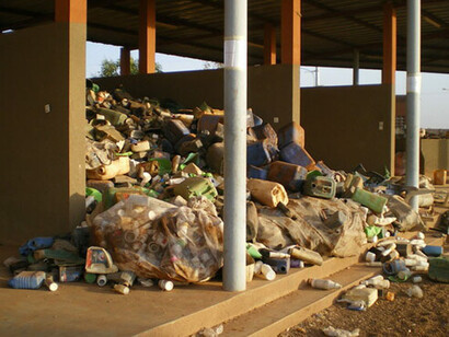 Ante la acumulación de más y mejor capital, la concentración del mismo en muy pocas manos, la reproducción de la tasa de plusvalía y la explotación salvaje de cuanto recurso sea utilizable, no habrá más futuro que el del exterminio y la barbarie. Material plástico recogido como materia prima Burkina Faso: Reutilización de residuos sólidos en Uagadugú 