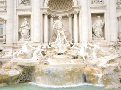 Mesmo com a manutenção matinal para retirada das moedas, a fonte nunca perde seu encanto e magia