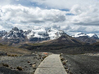 Camino a través de un valle en los Andes