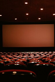 Sala de cinema. Não faz muito tempo, foi realizado, num antigo cinema de rua de Assis, o Cine Piracaia, assim como nas instalações da Universidade estadual paulista (Unesp), o III Curta Velho Oeste, um festival de curtas do interior. O nome, brincando com o cinema de faroeste americano, faz alusão à localização da cidade: estamos no Oeste paulista, quase no final do estado