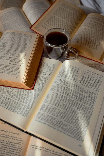 También se abordan temas como el fanatismo, la construcción de la identidad y la transmisión de la memoria en contextos de violencia o trauma