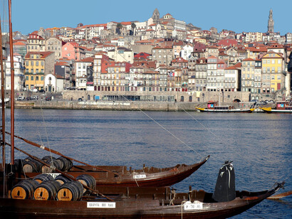 O cais da Ribeira do Porto, na cidade do Porto, Portugal, é um lugar perfeito e memorável para ver o pôr do sol