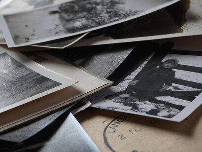 Cartoline con fotografie appoggiate su una scrivania raccontano un tempo passato