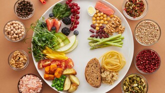 La dieta onnivora è considerata la più flessibile, poiché permette un ampio spettro di alimenti, soddisfacendo le esigenze nutrizionali attraverso fonti diversificate