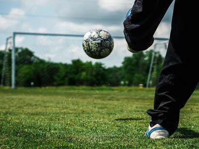 Calcio, inizio di campionato per il Napoli. Si riparte da qui, si riparte dalle proprie
certezze, e da un nuovo collettivo, che fa del dialogo e del confronto il suo punto di forza. Gli azzurri sono attesi da una stagione ricca di impegni e da uno scudetto da riconfermare
