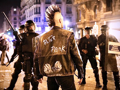 El gobierno condecoró a jefes de antidisturbios como el que dirigió las cargas del 25-S​ 