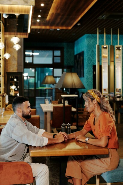 Entenda como a confiança e a comunicação são fundamentais para manter um relacionamento a distância