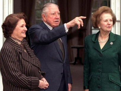 Thatcher con Pinochet y su esposa en 2000 en Surrey, donde el ex dictador chileno estaba bajo arresto domiciliario