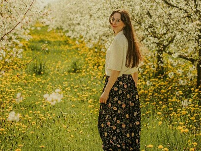 Mulher em campo de flores. O que mais incomoda uma mulher ao envelhecer não são necessariamente as mudanças físicas, mas as expectativas. A sociedade tem uma visão muito rígida sobre a aparência e o papel da mulher ao longo dos anos