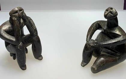 Al igual que el texto, El Pensador de Hamangia (una célebre estatuilla de terracota perteneciente a la cultura neolítica) simboliza al ser humano deteniéndose a reflexionar para trascender la mera supervivencia