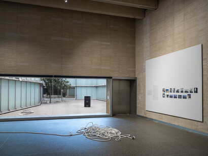 Varios artistas, Así como suceden las cosas, también nada sucede, vista de exhibición. Cortesía del MUSAC