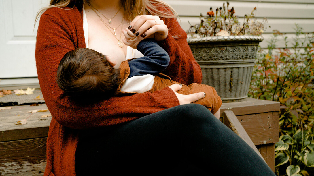 La lactancia materna, lejos de ser un acto meramente biológico, constituye un fenómeno profundamente atravesado por factores históricos, sociales, económicos y políticos