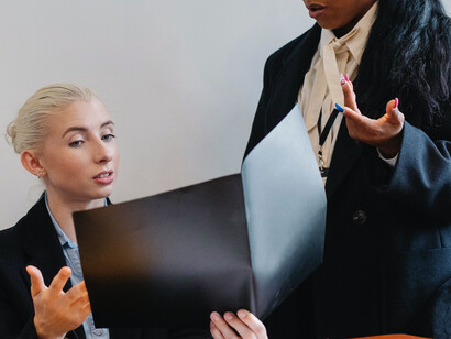 A união das mentalidades de humildade e abundância cria um ambiente propício para o desenvolvimento e crescimento da equipe