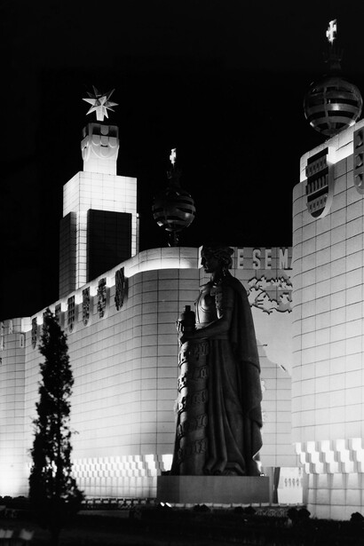 Exposição do Mundo Português, Lisboa, *A Soberania*, estátua de Leopoldo Almeida no exterior do Pavilhão dos Portugueses no Mundo com dois esferas armilares no topo. Fotografia Casimiro dos Santos Vinagre, 1940, coleção Biblioteca de Arte da Fundação Calouste Gulbenkian, Lisboa 
