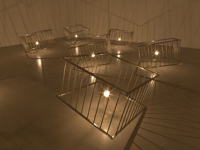 Claude Lévêque, Vies de singes, 2015, Treize parcs en inox, treize ampoules. Bande sonore : crise d'asthme (Conception sonore en collaboration avec Jérôme Nox / Respirations : Romaric Etienne) / Thirteen stainless thirteen parks, lamps. Soundtrack : asthma attack (Sound Design in collaboration with Jerome Nox / Breaths : Romaric Etienne), Dimensions variables / Variable dimensions © ADAGP Claude Lévêque
. Photo. Julie Joubert
, Courtesy the artist and kamel mennour, Paris