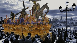 Semana Santa en Sevilla. El Cristo de las Tres Caídas cruzando el puente de Triana