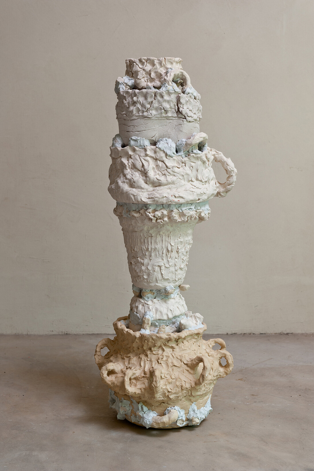 Beverly Semmes, Stacked Pot #2, 2015, Céramique et époxy, 118,1 x 43,2 x 43,2 cm
(46 1/2 x 17 x 17 in.), Courtesy of Beverly Semmes & Susan Inglett Gallery © Chris Kendall