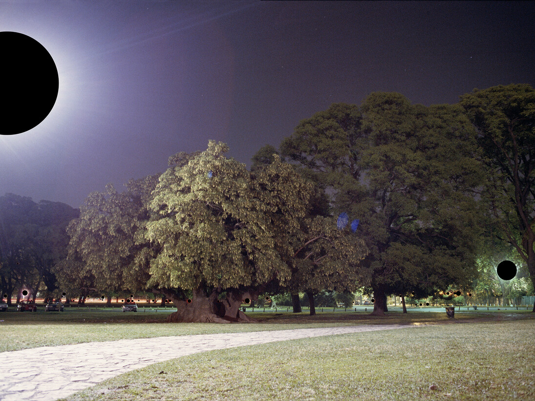 Ernesto Ballesteros, 59 sources de lumière cachées (59 fuentes de luz tapadas), 2005, 86 x
125 cm, photographie intervenue avec un marqueur indélébile noir. Courtesy de l’artiste