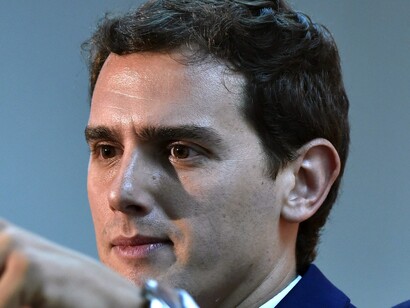 Albert Rivera nunca lo hubiera imaginado: el príncipe azul del IBEX 35 ha sido el líder español que más presiones ha recibido en las últimas semanas tanto de los poderes fácticos como de presuntos aliados europeos (aka Macron) para conseguir la abstención de C's en la sesión de investidura