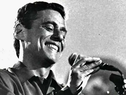 Chico Buarque em show. creio que grande parte desse fascínio feminino por Chico esteja entranhado em suas letras, embebidas em poesia, desejo e ambiguidade. Ele transita entre o romântico trovador e o malandro cafajeste, aquele que sussurra ao pé do ouvido, puxa os cabelos e bagunça lençóis, sem nunca perder a ternura