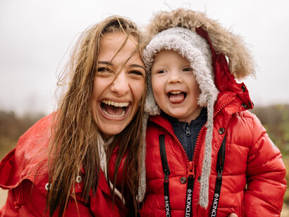 Mãe e filho brincam em dia de chuva
