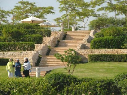 Dal Trianon Cafè si può procedere verso il lago, punto conclusivo del parco, utilizzando anche percorsi alternativi a quello principale. Si osservi la robusta scalinata realizzata in pietra calcarea locale.  
