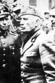 L'ultima fotografia di Mussolini vivo, scattata nel tardo pomeriggio del 25 aprile 1945, mentre rientrava in Prefettura a Milano da un incontro in Arcivescovado con il cardinale Schuster