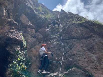 A medida que avances en el recorrido en la vía ferrata, sentirás una gran satisfacción al superar los distintos tramos del recorrido. Cusco, Perú 