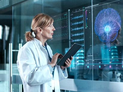 Neurocientífica trabajando. Actualmente las neurociencias dominan el enfoque de la psicología