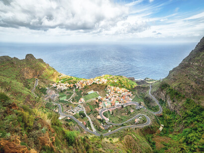 Vista superior de Agulo, pueblo perteneciente a La Gomera en las Islas Canarias, España