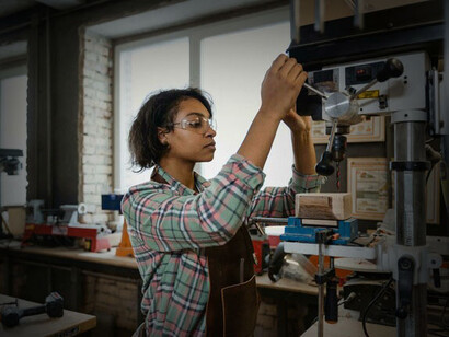 La mujer en la industria, cumple muchas tareas
