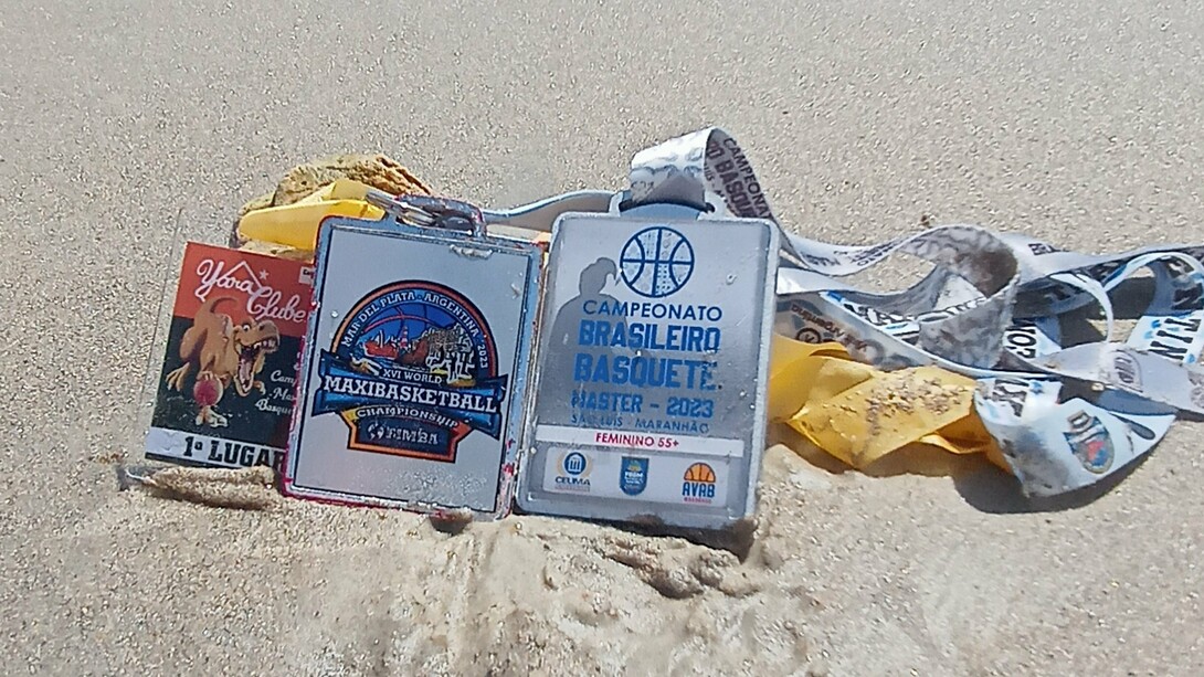 Medalhas de Mylene Andrade. Com uma paixão inextinguível pelo esporte, ela iniciou uma ação ousada ao levar o basquete para quem nunca havia tido a oportunidade de praticar a modalidade de forma organizada na "pequena-grande" enseada de Coroa Vermelha. Com determinação e um coração generoso, decidiu fazer a diferença