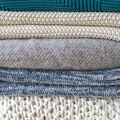 Infatti, il fast fashion è spesso associato a condizioni di lavoro poco tutelate e a un elevato spreco di risorse