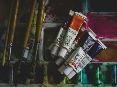 Entonces la maestra repreguntó observando  
tu cabello revuelto y mis dedos manchados  
de acuarela celeste