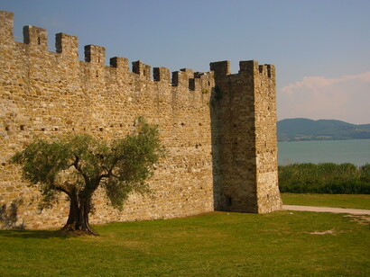 Il castello di Isola Polvese con il lago sullo sfondo